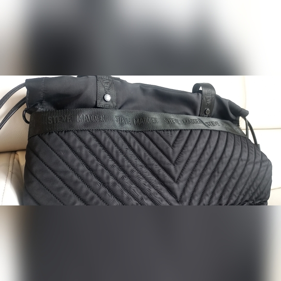 Steve Madden Handbags - Steve Madden Duffle Bag EUC ❤️ 💗